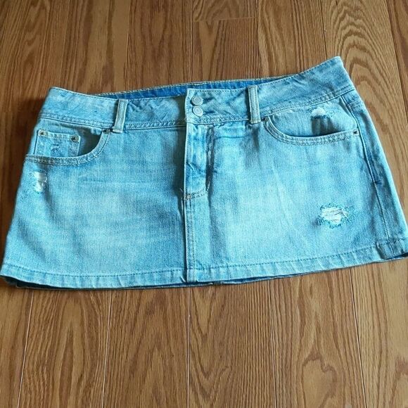American Eagle distressed jean mini skirt Sz 10 - Picture 1 of 6